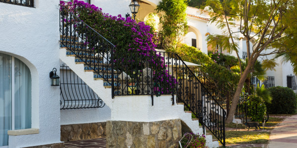 Pintar Fachadas de Casas Unifamiliares / Chalets · Pintura para Pintado de Balcones, Barandillas, Terrazas y Exteriores