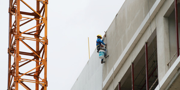 Trabajos Verticales en Fachadas de Edificios / Viviendas Girona · Pintar Edificios de Construcción de Obra Nueva